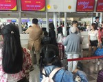 Dòng người Việt ở sân bay Đài Loan dài 100m chờ về quê ăn Tết