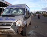 Xe khách va chạm xe máy, lao tiếp lên lề tông chết một phụ nữ