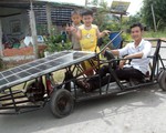 Xe năng lượng mặt trời của chàng trai 
