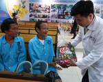 Mang 'Tết sớm' đến với bệnh nhân miền Trung