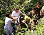 Các bác sĩ xuống đỡ đẻ thai phụ bị ngã xuống vực sâu