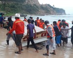Nhiều tàu trú bão ở đảo Thổ Châu và Nam Du bị sóng đánh chìm
