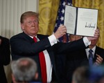 Ông Trump tham vọng dẫn đầu chinh phục không gian
