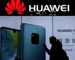 Huawei phạt nặng 2 nhân viên xài iPhone chúc tết