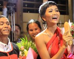 Bánh mì trên tay, H