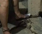 Người vợ bị chồng lấy xích sắt xích chân vào cột nhà