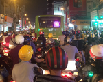 Tài xế xe buýt phun nước miếng: Tại anh, tại ả hay tại cả đôi bên?