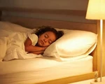 Bé gái 7 tuổi dậy thì sớm do ngủ không tắt đèn?