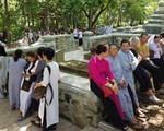 Hàng trăm phật tử về Huế mừng thọ thiền sư Thích Nhất Hạnh