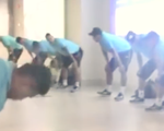 Video: Đội tuyển Việt Nam tập thể dục ở sân bay