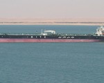 Iran nói tàu chở dầu bị trúng tên lửa, giá dầu tăng ngay