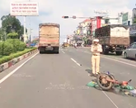Video: Xe tải tông xe máy, một phụ nữ chở nước đá nguy kịch