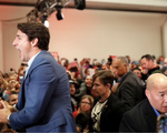Thủ tướng Canada mặc áo chống đạn khi... tranh cử