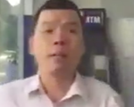 Người đàn ông chen ngang rút tiền ATM xin lỗi người phụ nữ bị đánh