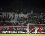 CĐV Indonesia bỏ về ở phút 54 khi bị thổi phạt đền