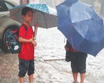 Mưa trắng trời, hàng chục ngàn học sinh Nghệ An - Hà Tĩnh nghỉ học