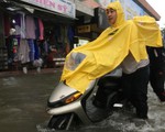Mưa lũ đe dọa nhiều tỉnh miền Trung, miền Nam lo triều cường
