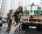 Xếp hàng lấy nước rồi đổ đi ngay vì nước không sạch