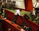 Hơn chục nghị sĩ Hong Kong bị lôi khỏi phòng họp vì la hét om sòm