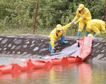Lắp màng ngăn dầu trước nhà máy nước sông Đà