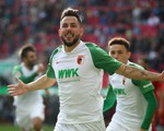 Bị Augsburg cầm chân phút bù giờ, Bayern Munich lỡ cơ hội chiếm ngôi đầu
