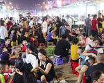 Dân vô tư ngồi ăn uống trên đường điện ở phố đêm đầu tiên Nghệ An