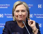 Bà Clinton đăng thư giả 