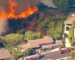 Video: Cháy rừng đe dọa hàng trăm căn nhà tại California