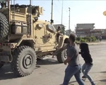 Lính Mỹ bị dân Kurd ném đá, ví như 