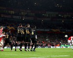 Pepe với 2 cú sút phạt siêu đẳng cứu Arsenal khỏi bẽ mặt ở sân Emirates