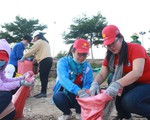 1.000 bạn trẻ dọn rác, trồng cây ở biển Khánh Hòa
