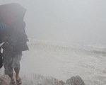 Miền Trung mưa xối xả, kè biển oằn mình trước sóng lớn đón bão số 5