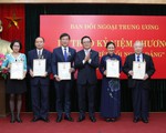 Anh Lê Quốc Phong nhận kỷ niệm chương 