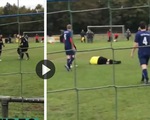 Video: bị truất quyền thi đấu, cầu thủ tung cú đấm hạ đo ván trọng tài