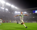 Ronaldo ghi bàn phút bù giờ, Juventus hạ Genoa và trở lại đỉnh bảng