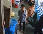 Cụ bà 80 tuổi chăm sóc con ở hành lang bệnh viện bị dàn cảnh lấy 23 triệu