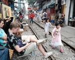Hà Nội bị đề nghị dẹp các điểm chụp ảnh, uống cà phê trong lòng đường sắt