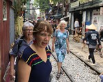 Bộ GTVT đề nghị xóa ‘cà phê đường tàu’, du khách vẫn ùn ùn kéo đến