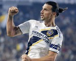 Video Ibrahimovic sút không cần đà, ghi bàn như đá tập