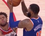 Bị thè lưỡi chọc quê, ngôi sao NBA dùng bóng đập vào đầu đối thủ