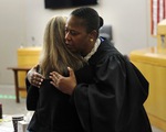 Cái ôm gây tranh cãi giữa thẩm phán da màu và bị cáo da trắng