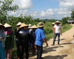 Doanh nghiệp khai thác cát làm đường chắn ngang sông, dân bức xúc kéo ra ngăn cản