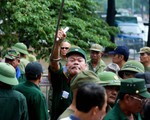 VFF bán vé cho thương binh, nhiều người quá khích trèo rào đòi mua
