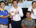 Lực sĩ Lê Văn Công tặng 125 triệu cho nữ sinh bị ung thư từ tiền đấu giá huy chương