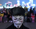 Người Hong Kong xuống đường buổi tối, tưởng niệm sinh viên đã chết
