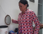 Nấu cơm, đem chăn gối đến trụ sở thôn tránh bão số 6