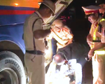 Video: Phát hiện xe khách vận chuyển pháo lậu dưới gầm để hành lý