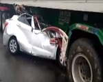Video: Ôtô 4 chỗ đâm vào gầm container, 2 người tử vong