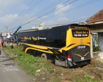 Xe giường nằm tông hàng loạt xe máy rồi lao xuống rìa đường