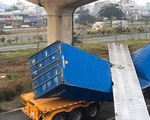 Dầm cầu bêtông rơi đè bẹp xe container đang chạy trên đường